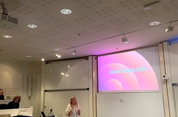 Jennifer Strannabjer Björn, Director Solutions & Delivery at Voyado is holding a theme lecture presenting in front of students