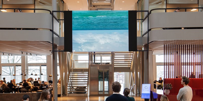 Kimsoojas film in the atrium