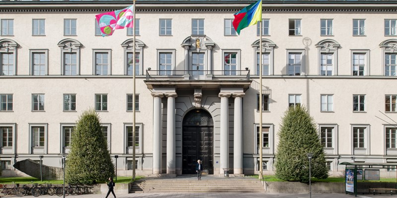 Jacob Dahlgren flags at Sveavägen 65