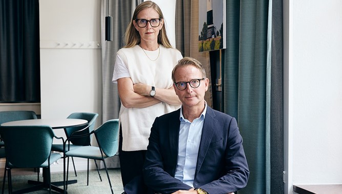 Photo of Tinni Ernsjöö Rappe and Lars Strannegård in an office.