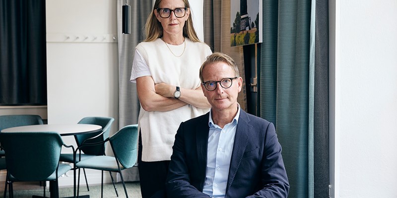 Photo of Tinni Ernsjöö Rappe and Lars Strannegård in an office.